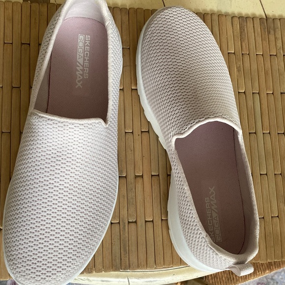 Skechers Women's Soft Gray Mesh Slip-On Goga Max /Gen 5 Walking Sneakers - Picture 6 of 6